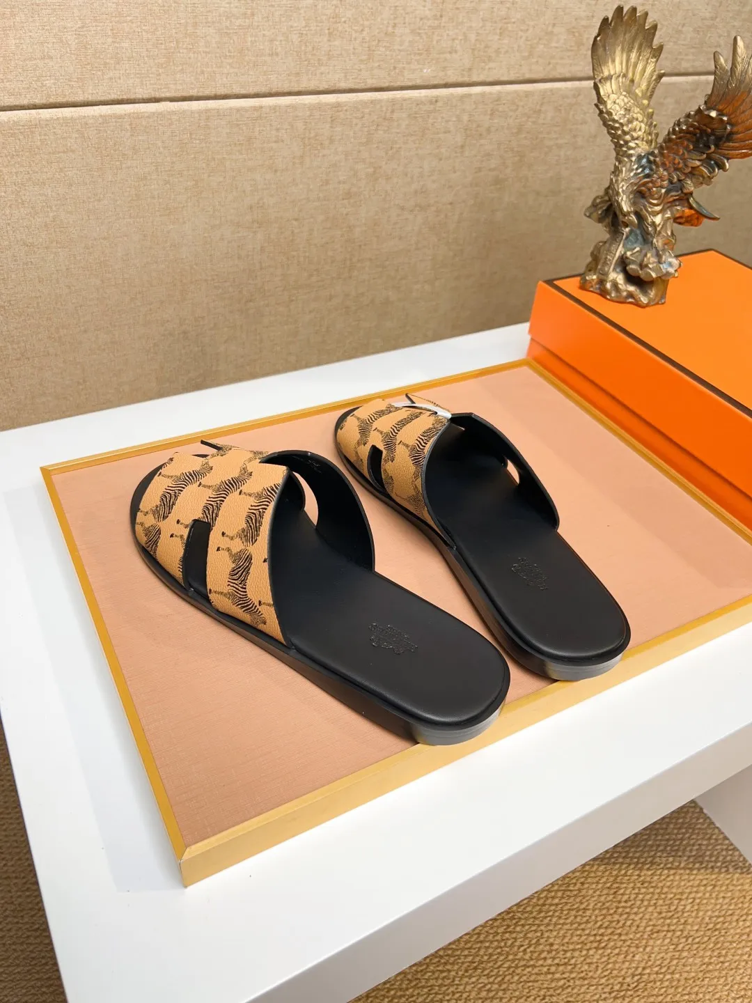 Men's clothing and shoes 💰280 💅💅💅 new arrival. Hermes Hermes official website latest counter synchronized new oran color leather H slippers, the original Paris version flew back to the original model and opened the mold to make it perfectly🍌The highest quality Sincerity, you can enter and leave the counter at will [Deyi] The upper is made of original customized  colored palm prints, crocodile print, ostrich print, colored cow leather, colored cow suede, 🤔 horse hair, 🥳 colored diamonds, 🥰 3D printing, and other genuine leather slippers, imported cow pattern foot pad lining, Italian  latest original genuine leather combination outsole Code number: 38-48 (customized at 46.47.48) Can be made into picture combination sole with genuine leather pattern and ordinary molded outsole